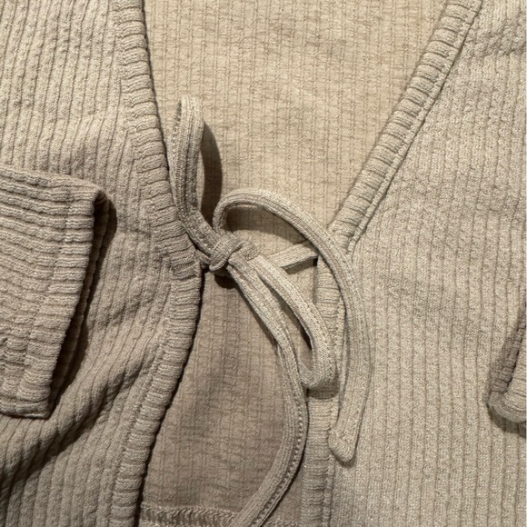 H&M long sleeve - Picture 2 of 4